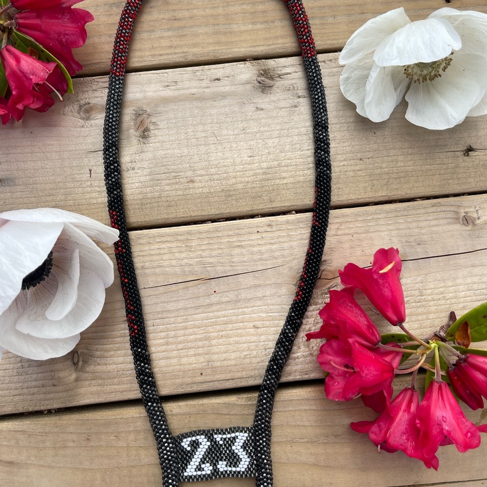 Handmade beaded black red and white Chicago bulls pendant - Picture 5 of 8